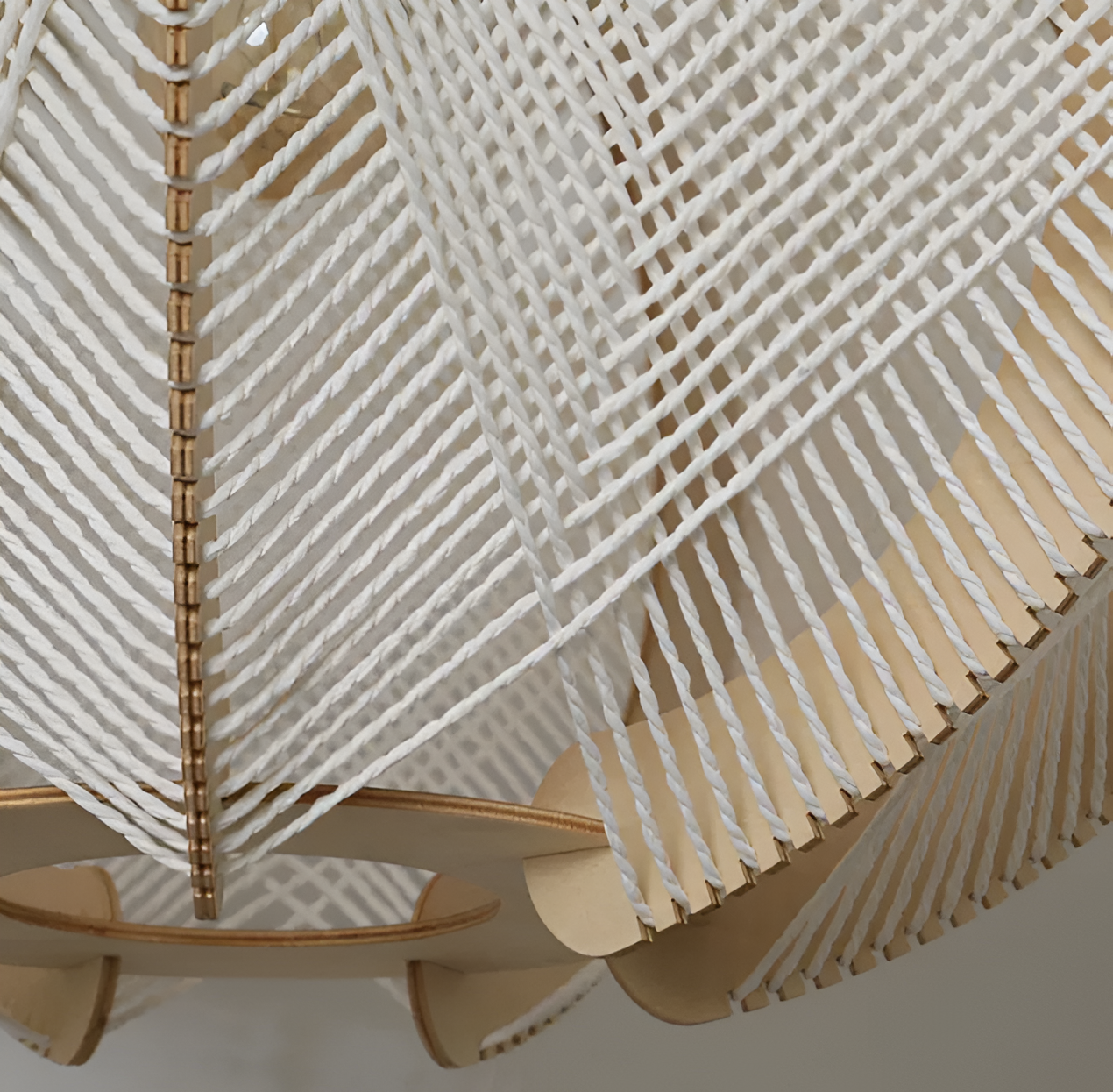 Kirei pendellampe - geometrisk hængelampe lavet af hampereb og træ - wabi sabi lighting