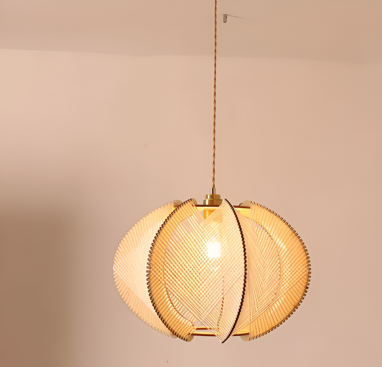 Kirei pendellampe - geometrisk hængelampe lavet af hampereb og træ - wabi sabi lighting