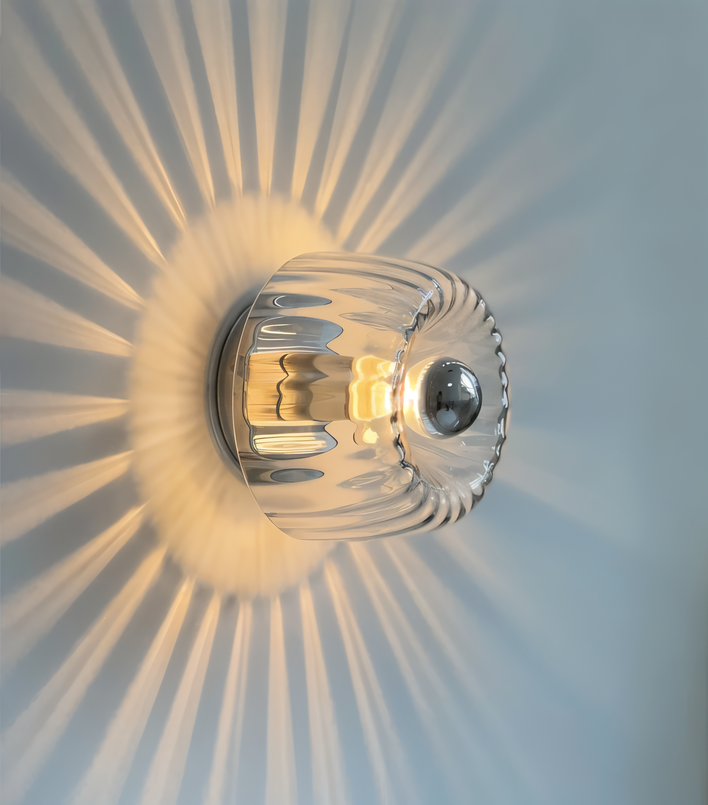 Knobray væglampe - væglampe i riflet glas - bauhaus væglampe