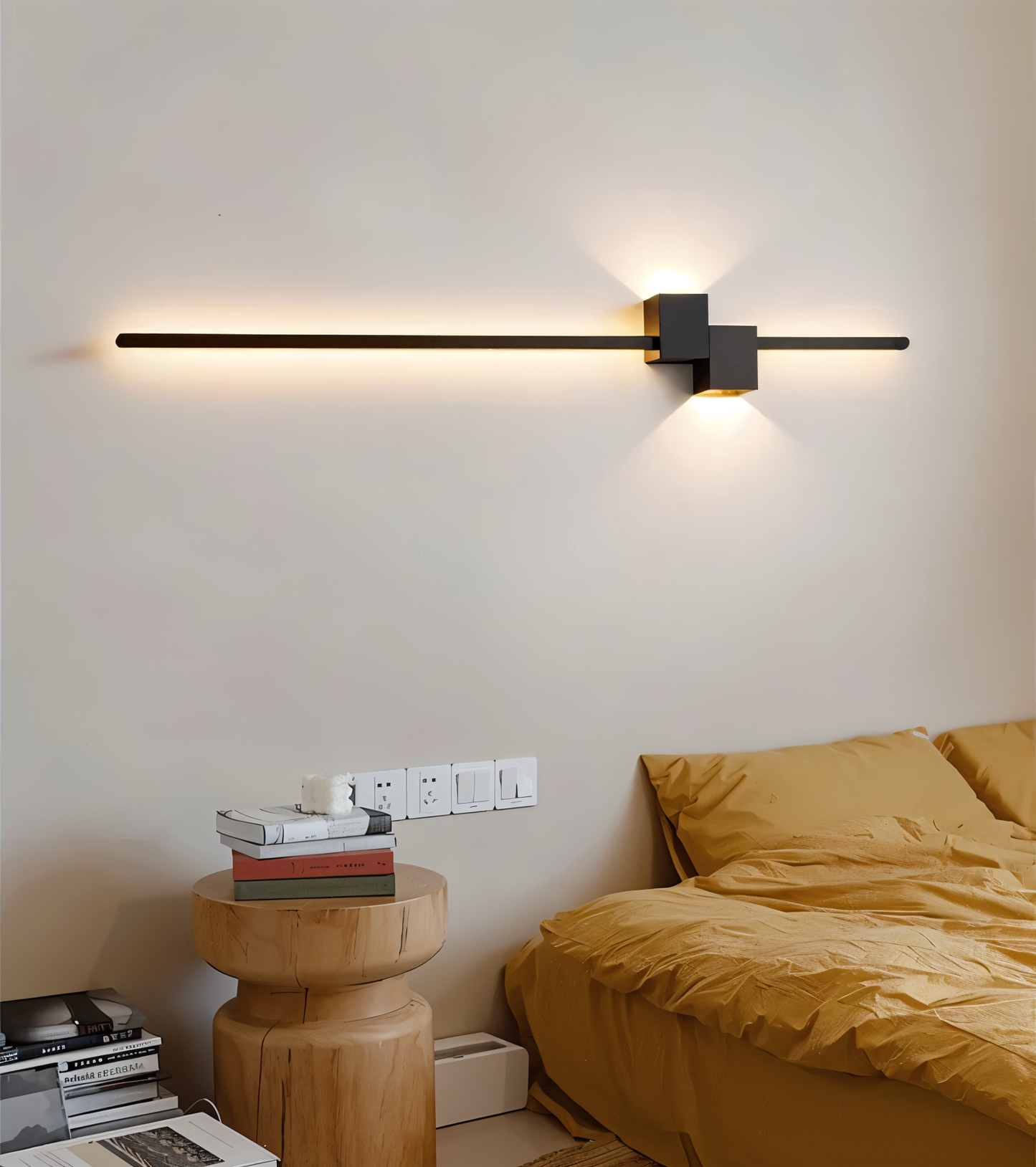 The line væglampe - minimalistisk sort lang led-væglampe