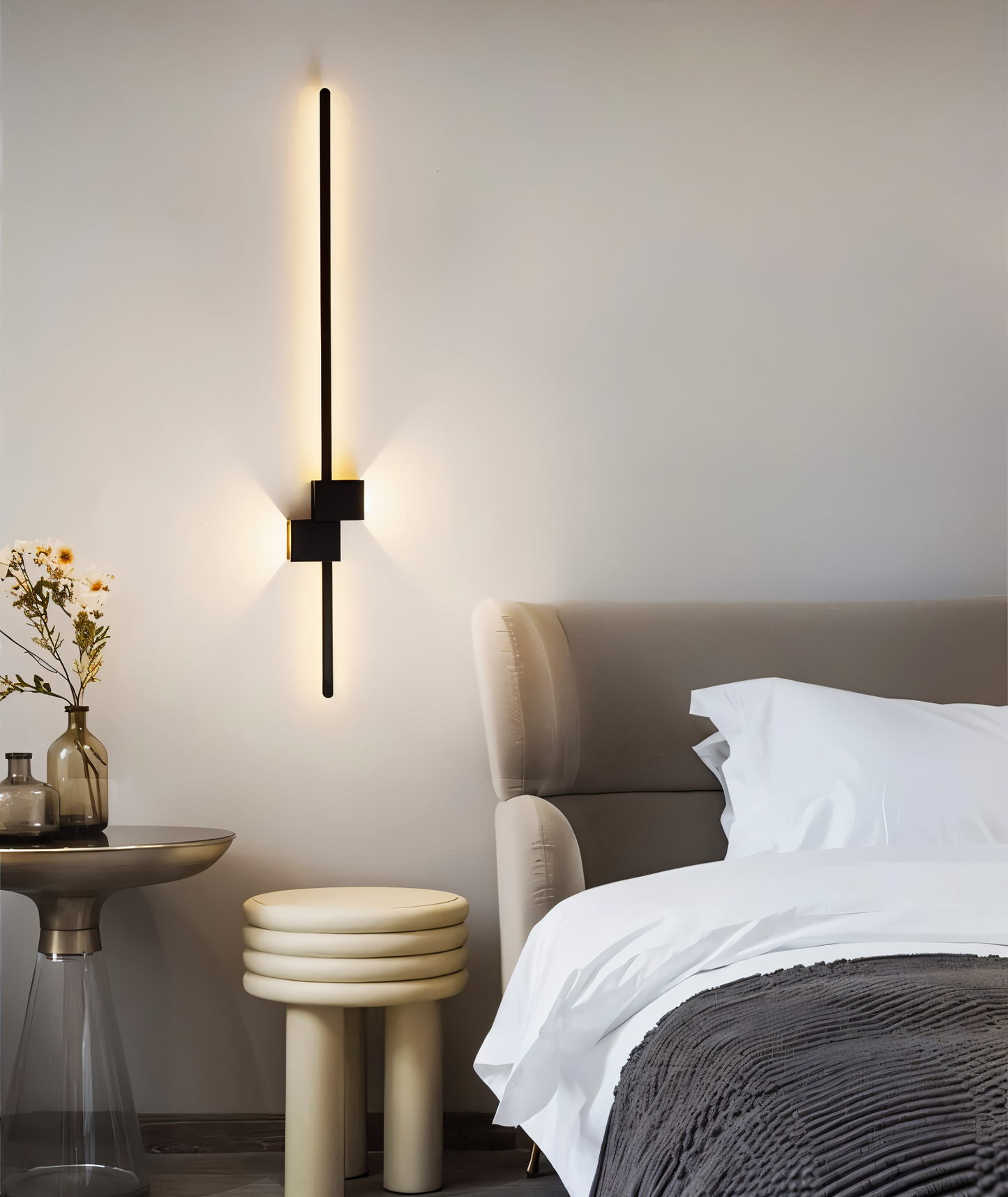The line væglampe - minimalistisk sort lang led-væglampe