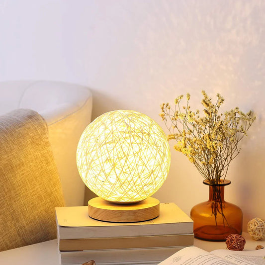 Wovenglow - bordlampe i rattankugle
