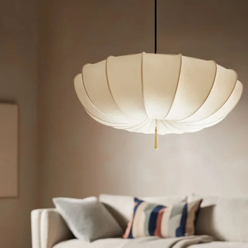 CreamLoom | elegant lysekrone i stof
