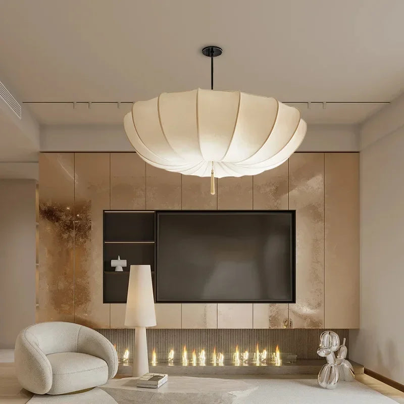 CreamLoom | elegant lysekrone i stof
