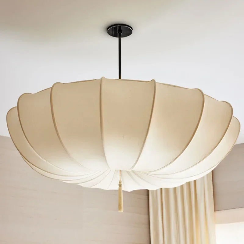 CreamLoom | elegant lysekrone i stof